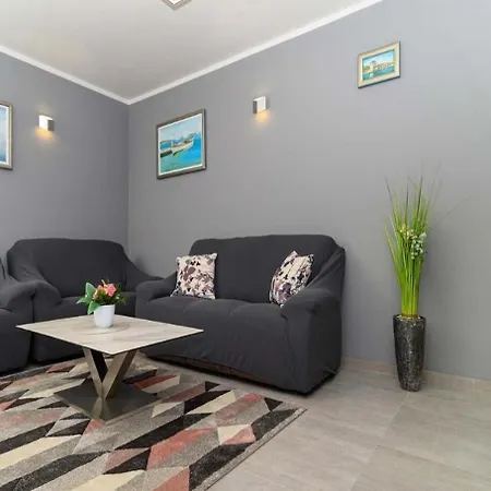 アパート Iva トロギール